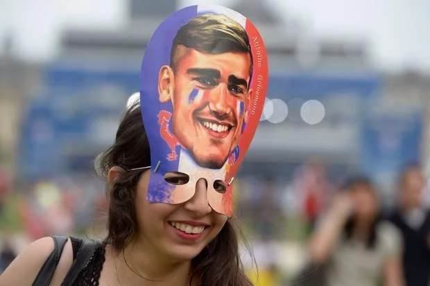 CĐV Pháp mang mặt nạ Benzema